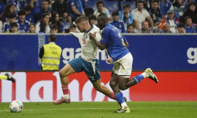 El defensa del Real Oviedo Eric Bailly (d) persigue a Roberto Fernández, del Espanyol, durante el partido de la novena jornada de la LaLiga que Real Oviedo y RCD Espanyol disputaron en el estadio Carlos Tartiere, en Oviedo en foto de archivo de Paco Paredes. EFE