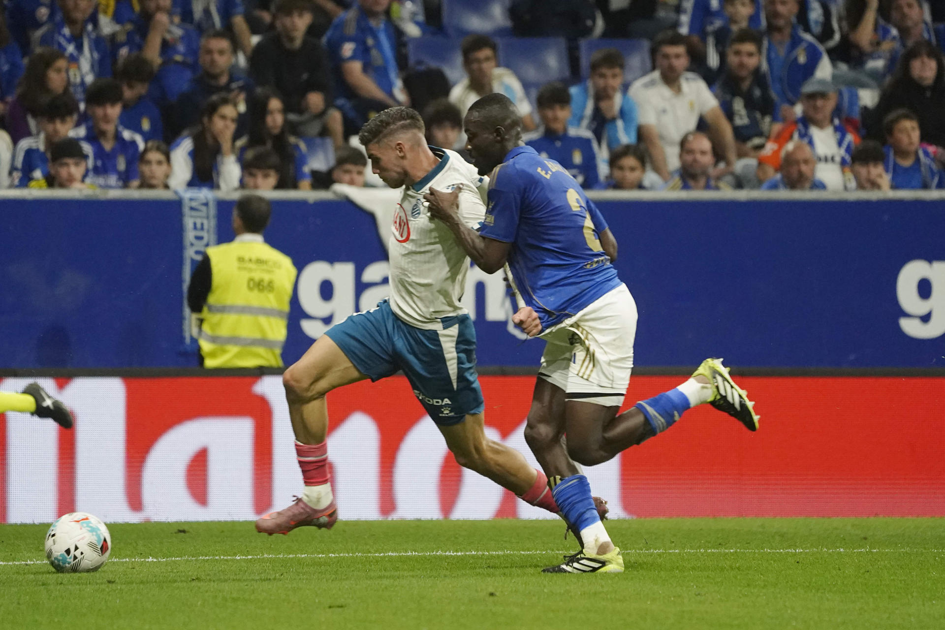 El defensa del Real Oviedo Eric Bailly (d) persigue a Roberto Fernández, del Espanyol, durante el partido de la novena jornada de la LaLiga que Real Oviedo y RCD Espanyol disputaron en el estadio Carlos Tartiere, en Oviedo en foto de archivo de Paco Paredes. EFE