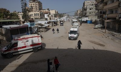 El primer grupo de heridos de Gaza parte desde la sede de la Media Luna Roja Palestina hacia el paso de Rafah, acompañado por la Organización Mundial de la Salud, en Khan Younis, sur de la Franja de Gaza, 19 de marzo de 2026. El paso ha sido reabierto parcialmente tras permanecer cerrado a finales del mes pasado durante el conflicto entre Israel, EE.UU. e Irán. EFE/EPA/HAITHAM IMAD