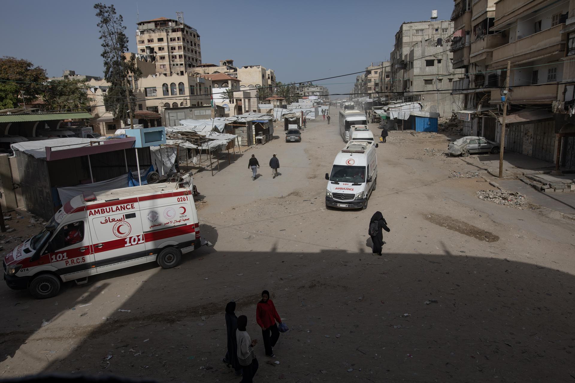 El primer grupo de heridos de Gaza parte desde la sede de la Media Luna Roja Palestina hacia el paso de Rafah, acompañado por la Organización Mundial de la Salud, en Khan Younis, sur de la Franja de Gaza, 19 de marzo de 2026. El paso ha sido reabierto parcialmente tras permanecer cerrado a finales del mes pasado durante el conflicto entre Israel, EE.UU. e Irán. EFE/EPA/HAITHAM IMAD