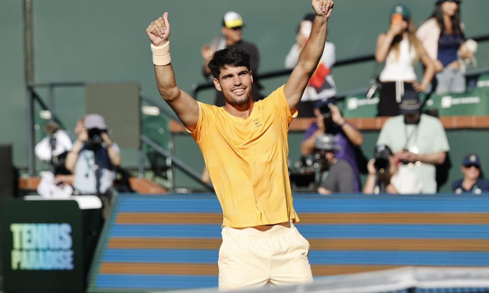 El español Carlos Alcaraz, número uno del mundo, celebra su triunfo en Indian Wells ante Casper Ruud. EFE/EPA/JOHN G. MABANGLO