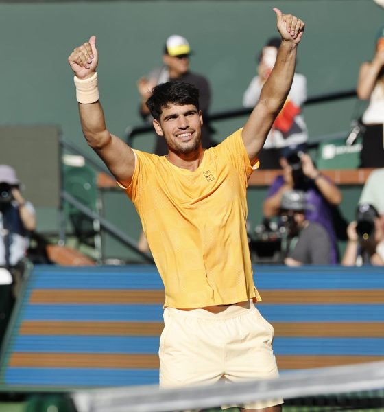 El español Carlos Alcaraz, número uno del mundo, celebra su triunfo en Indian Wells ante Casper Ruud. EFE/EPA/JOHN G. MABANGLO