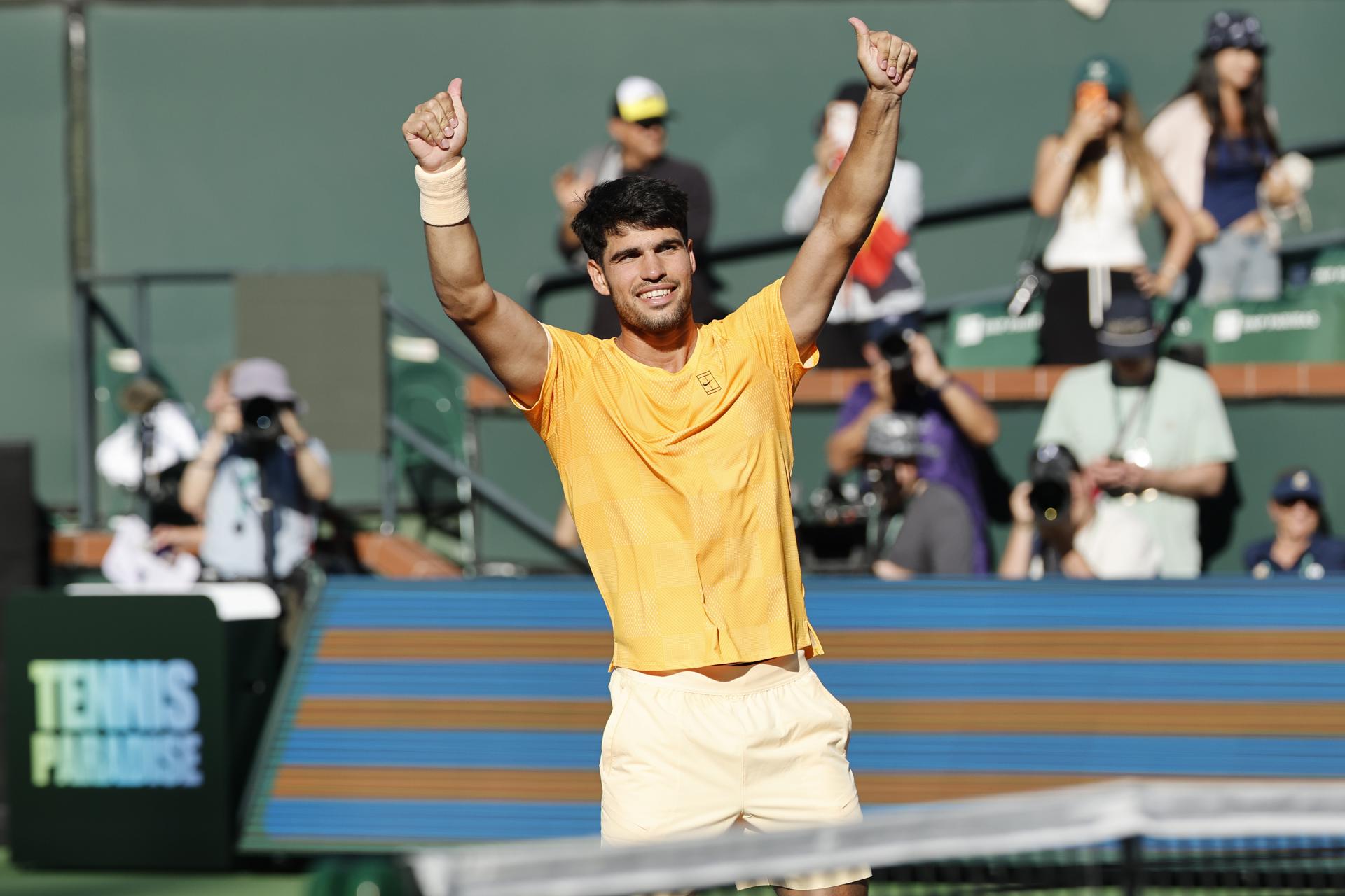 El español Carlos Alcaraz, número uno del mundo, celebra su triunfo en Indian Wells ante Casper Ruud. EFE/EPA/JOHN G. MABANGLO