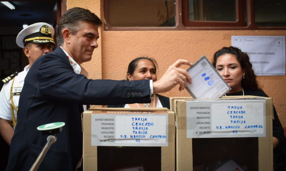 Fotografía cedida por la Presidencia de Bolivia de su mandatario Rodrigo Paz, votando durante la jornada de elecciones regionales en Tarija (Bolivia). EFE/ Presidencia de Bolivia