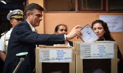 Fotografía cedida por la Presidencia de Bolivia de su mandatario Rodrigo Paz, votando durante la jornada de elecciones regionales en Tarija (Bolivia). EFE/ Presidencia de Bolivia
