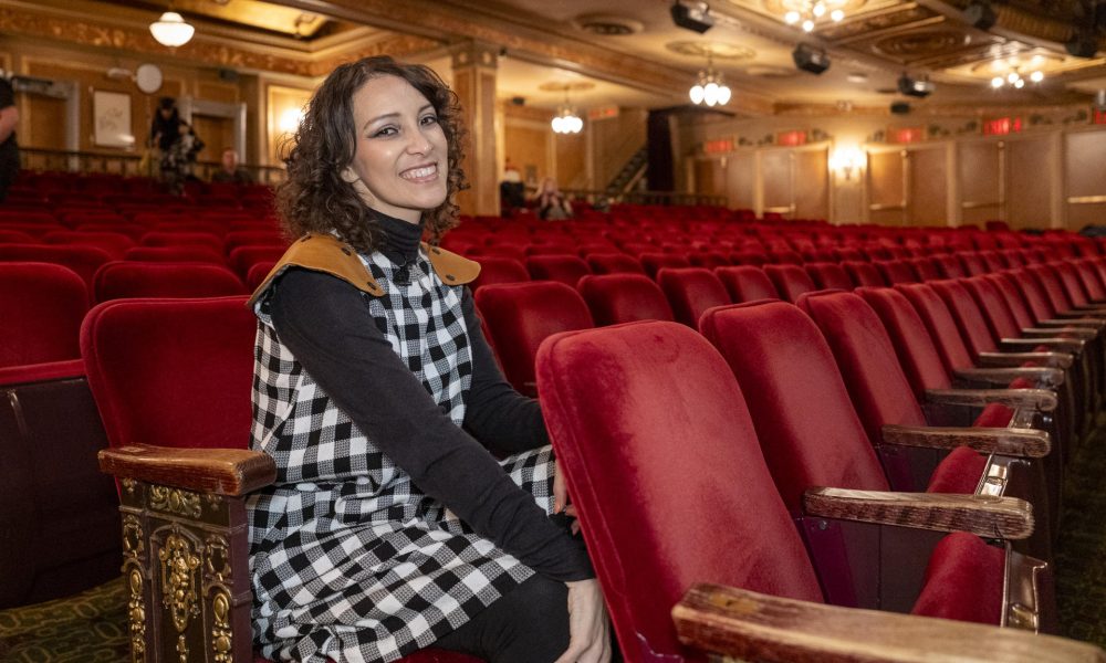 La cantautora guatemalteca Gaby Moreno posa durante una entrevista con EFE este jueves, en Nueva York (EE.UU.). Moreno ha debutado en Broadway poniéndose en la piel de la diosa griega Perséfone, a quien aporta un toque latino en el musical 'Hadestown' desde el pasado 3 de marzo. EFE/ Ángel Colmenares