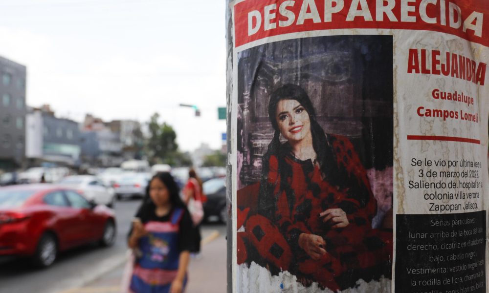 Fotografía de archivo que muestra un cartel con la imagen de una persona desaparecida en Guadalajara, Jalisco (México). EFE/ Francisco Guasco
