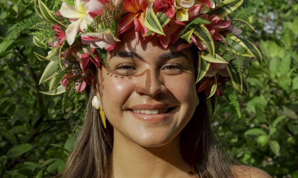 Emilia Palma Tuki, quien en una entrevista con EFE subraya la importancia del océano para las comunidades locales, la de la biodiversidad marina y alerta de fenómenos meteorológicos "cada vez con más impacto en su territorio y en periodos cada vez más cortos". Fotografía facilitada por la bióloga marina en la Isla de Pascua (Chile). EFE