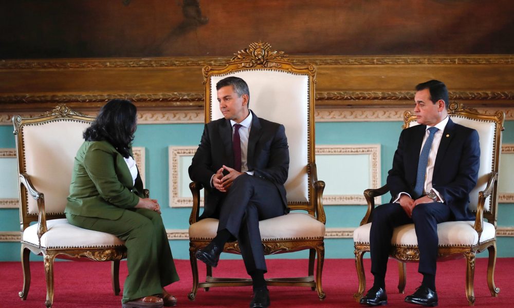 La embajadora de Cuba en Paraguay, Belkys Rodríguez (i), habla con el presidente de Paraguay, Santiago Peña (c), en compañía del ministro de Relaciones Exteriores de Paraguay, Rubén Ramírez, durante la presentación de cartas credenciales este martes, en Asunción (Paraguay). EFE/ Juan Pablo Pino