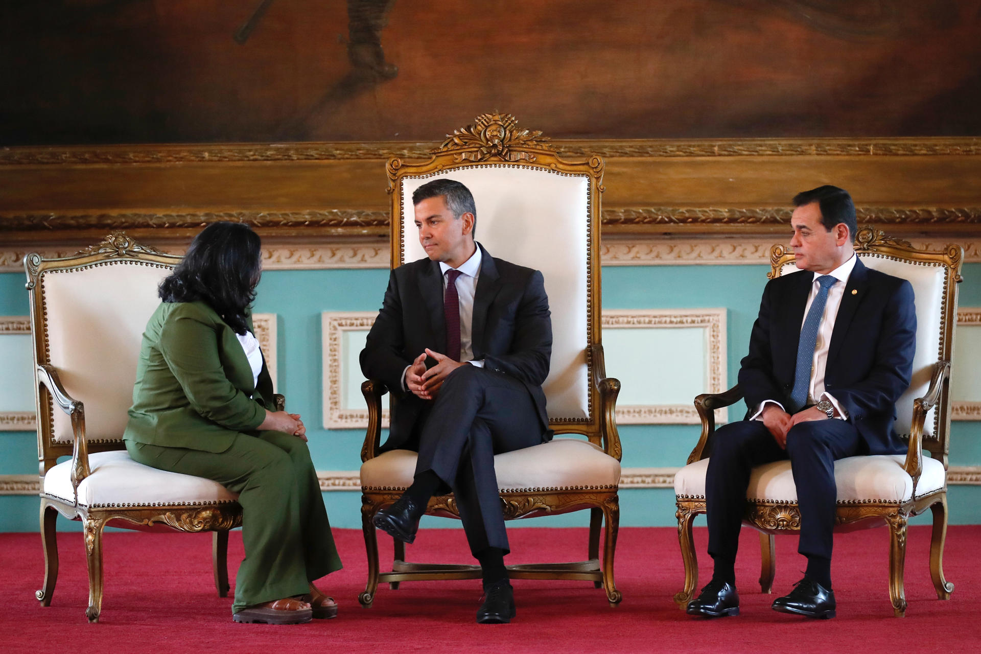 La embajadora de Cuba en Paraguay, Belkys Rodríguez (i), habla con el presidente de Paraguay, Santiago Peña (c), en compañía del ministro de Relaciones Exteriores de Paraguay, Rubén Ramírez, durante la presentación de cartas credenciales este martes, en Asunción (Paraguay). EFE/ Juan Pablo Pino