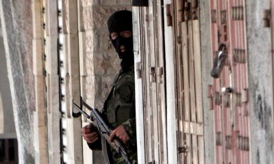 FOTO ARCHIVO. Un militante palestino de Hamas enmascarado patrulla por las calles de Gaza. EFE/Mohammed Saber