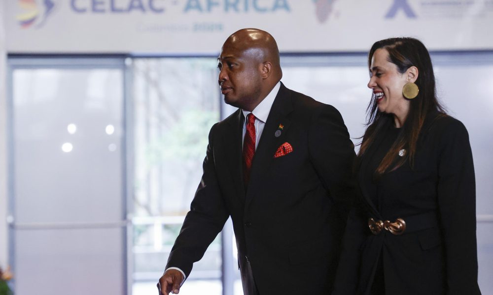 El ministro de Asuntos Exteriores de Ghana, Samuel Okudzeto Ablakwa, llega al encuentro de los países de la Comunidad de Estados Latinoamericanos y Caribeños (Celac) y el Foro de Alto Nivel Celac–África en Bogotá (Colombia). EFE/ Mauricio Dueñas Castañeda