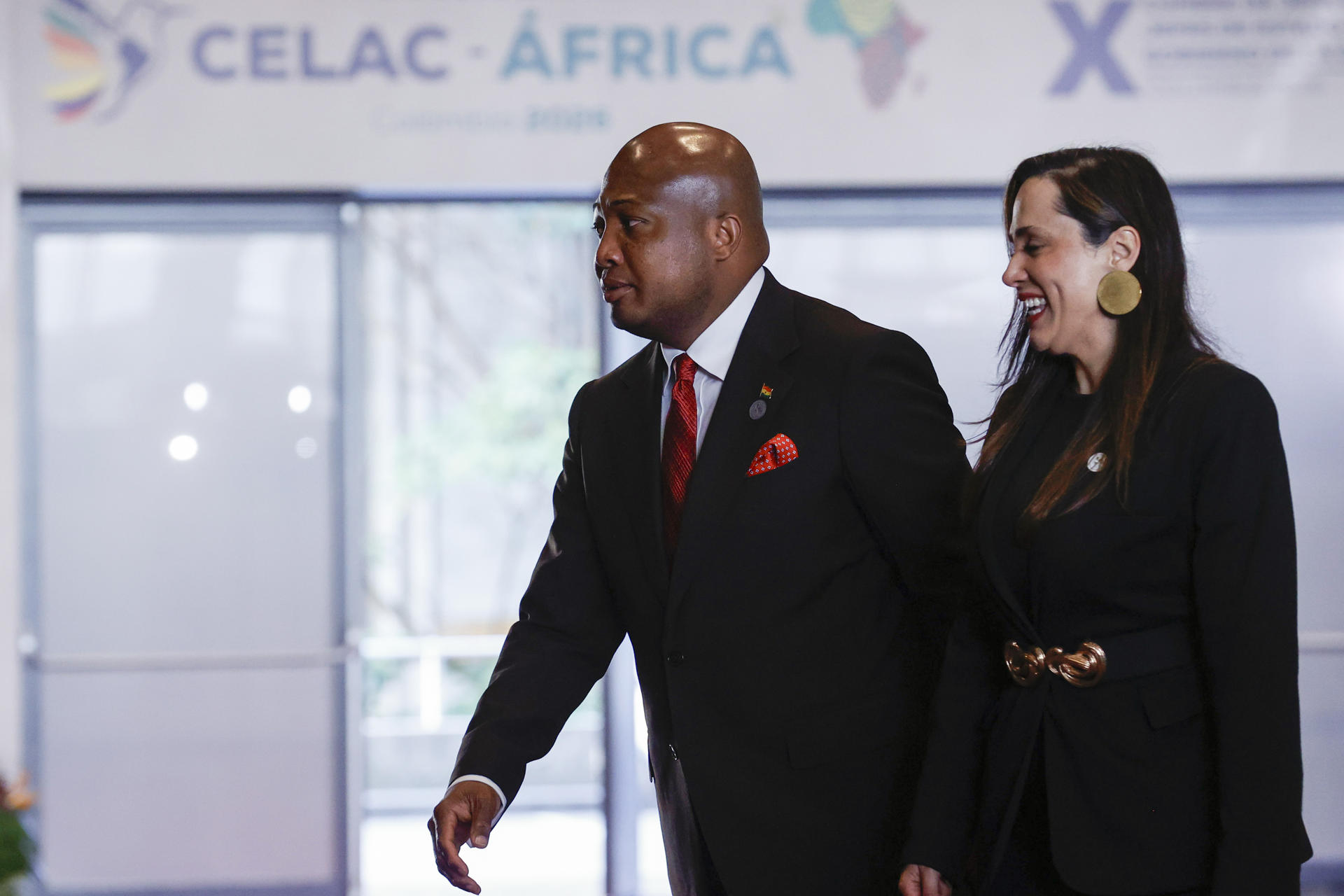 El ministro de Asuntos Exteriores de Ghana, Samuel Okudzeto Ablakwa, llega al encuentro de los países de la Comunidad de Estados Latinoamericanos y Caribeños (Celac) y el Foro de Alto Nivel Celac–África en Bogotá (Colombia). EFE/ Mauricio Dueñas Castañeda