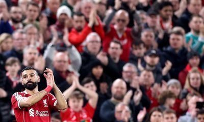 Aficionados del Liverpool aplauden durante un partido disputado el pasado 24 de marzo. EFE/EPA/ADAM VAUGHAN *Sólo uso editorial*