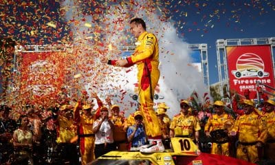 Fotografía cedida por IndyCar donde aparece el piloto español Álex Palou celebra con su escuadra Chip Ganassi en Florida (Estados Unidos). EFE/ Chris Owens/ Indycar