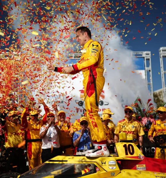 Fotografía cedida por IndyCar donde aparece el piloto español Álex Palou celebra con su escuadra Chip Ganassi en Florida (Estados Unidos). EFE/ Chris Owens/ Indycar
