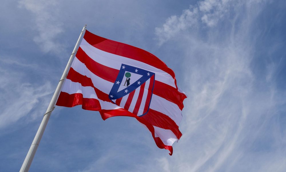 Bandera con el escudo del Atlético de Madrid ondeando en el estadio. EFE/ Sergio Perez