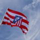 Bandera con el escudo del Atlético de Madrid ondeando en el estadio. EFE/ Sergio Perez