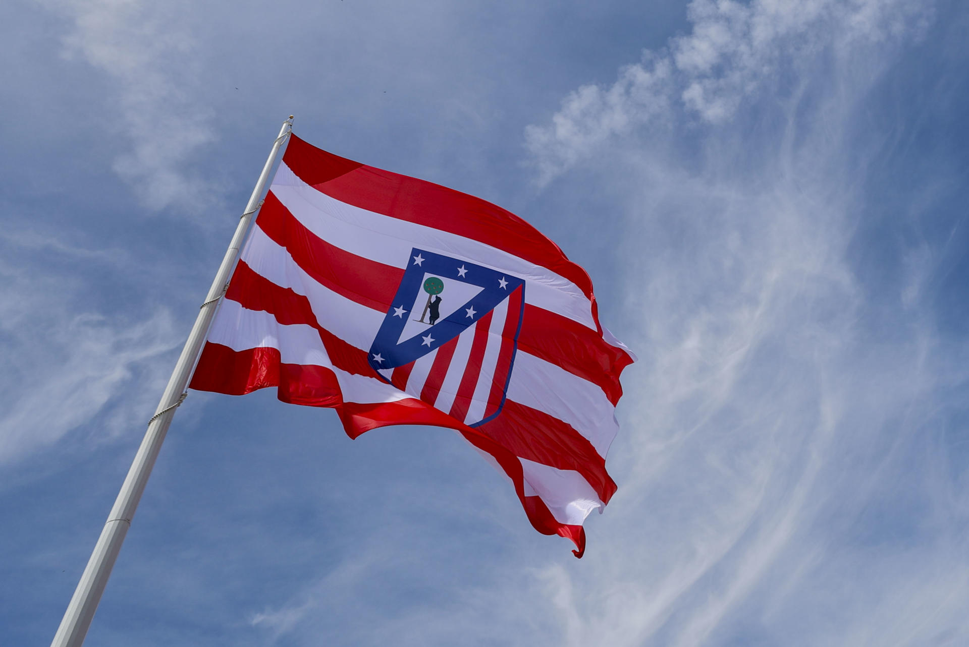 Bandera con el escudo del Atlético de Madrid ondeando en el estadio. EFE/ Sergio Perez