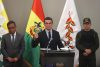 El presidente de Bolivia, Rodrigo Paz (c), habla junto al ministro de Gobierno, Marco Antonio Oviedo (i), y el comandante Nacional general de la Policía, Mirco Sokol, durante una rueda de prensa este viernes, donde confirmó la captura del presunto narcotraficante uruguayo Sebastián Marset, el tercero más buscado por la DEA, y calificó el operativo como un "hecho histórico". EFE/ Luis Gandarillas
