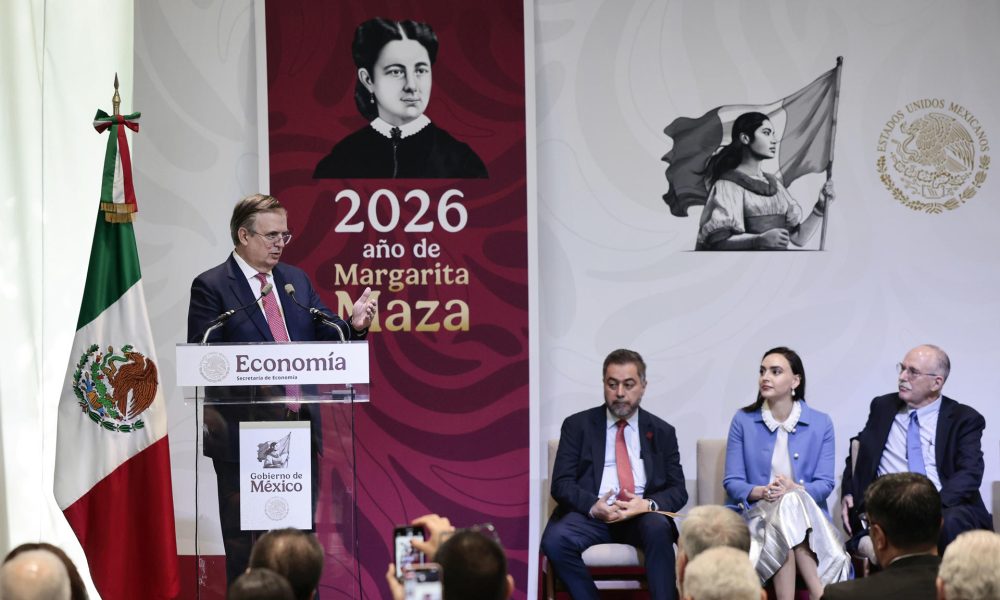 El secretario de Economía, Marcelo Ebrard (i), habla durante la presentación del informe sobre las consultas del T-MEC este lunes, en Ciudad de México (México). EFE/ José Méndez