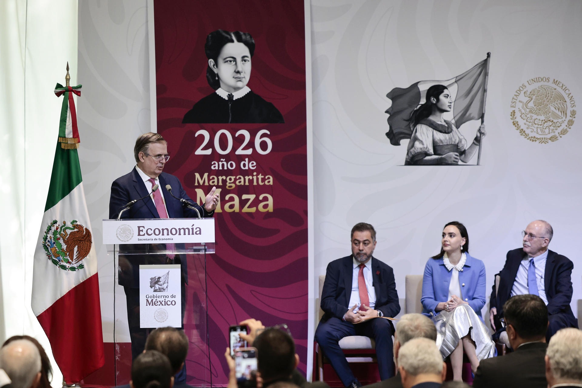 El secretario de Economía, Marcelo Ebrard (i), habla durante la presentación del informe sobre las consultas del T-MEC este lunes, en Ciudad de México (México). EFE/ José Méndez