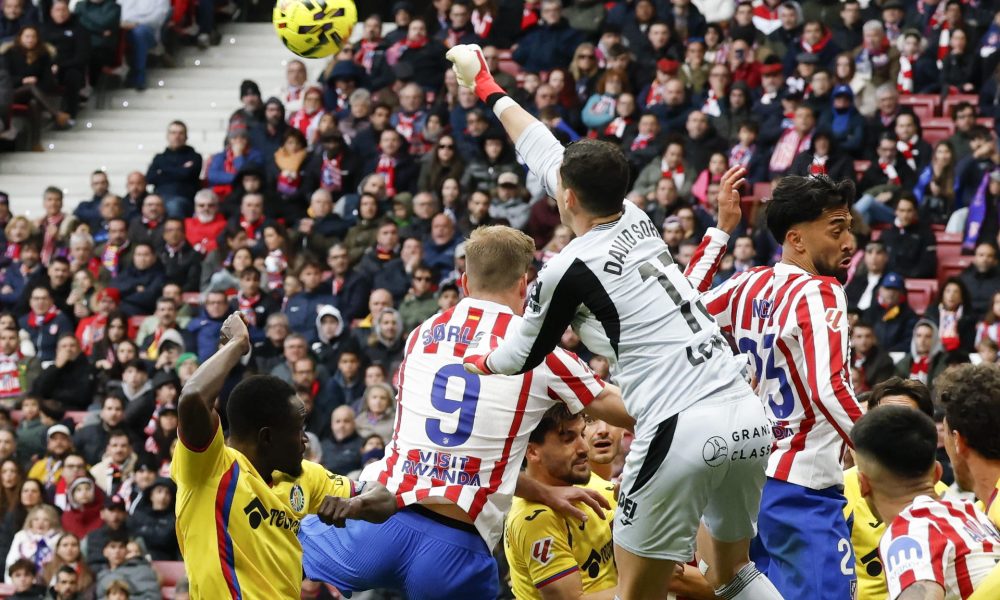 El portero del Getafe David Soria intenta despejar un balón durante el partido de la jornada 28 de LaLiga EA Sports que el Atlético de Madrid y Getafe CF disputaron, en el estadio Riyadh Air Metropolitano, en Madrid. EFE/ J.J.Guillen