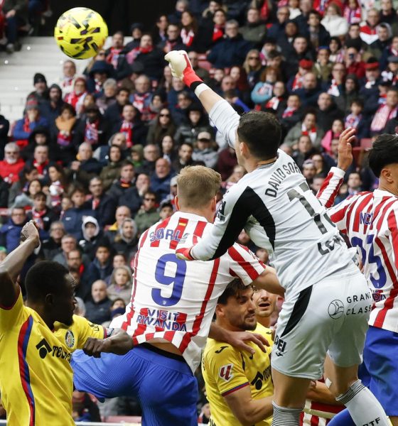 El portero del Getafe David Soria intenta despejar un balón durante el partido de la jornada 28 de LaLiga EA Sports que el Atlético de Madrid y Getafe CF disputaron, en el estadio Riyadh Air Metropolitano, en Madrid. EFE/ J.J.Guillen
