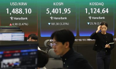 Seúl (Corea del Sur), 13/03/2026.- Una pantalla de datos financieros en la sala de operaciones de Hana Bank muestra que el índice bursátil de referencia Korea Composite Stock Price Index cayó 181,30 puntos, o un 3,25 por ciento, hasta un mínimo intradiario de 5.401,95 durante la sesión matutina en Seúl, Corea del Sur, el 13 de marzo de 2026. EFE/EPA/YONHAP SOUTH KOREA OUT