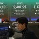 Seúl (Corea del Sur), 13/03/2026.- Una pantalla de datos financieros en la sala de operaciones de Hana Bank muestra que el índice bursátil de referencia Korea Composite Stock Price Index cayó 181,30 puntos, o un 3,25 por ciento, hasta un mínimo intradiario de 5.401,95 durante la sesión matutina en Seúl, Corea del Sur, el 13 de marzo de 2026. EFE/EPA/YONHAP SOUTH KOREA OUT