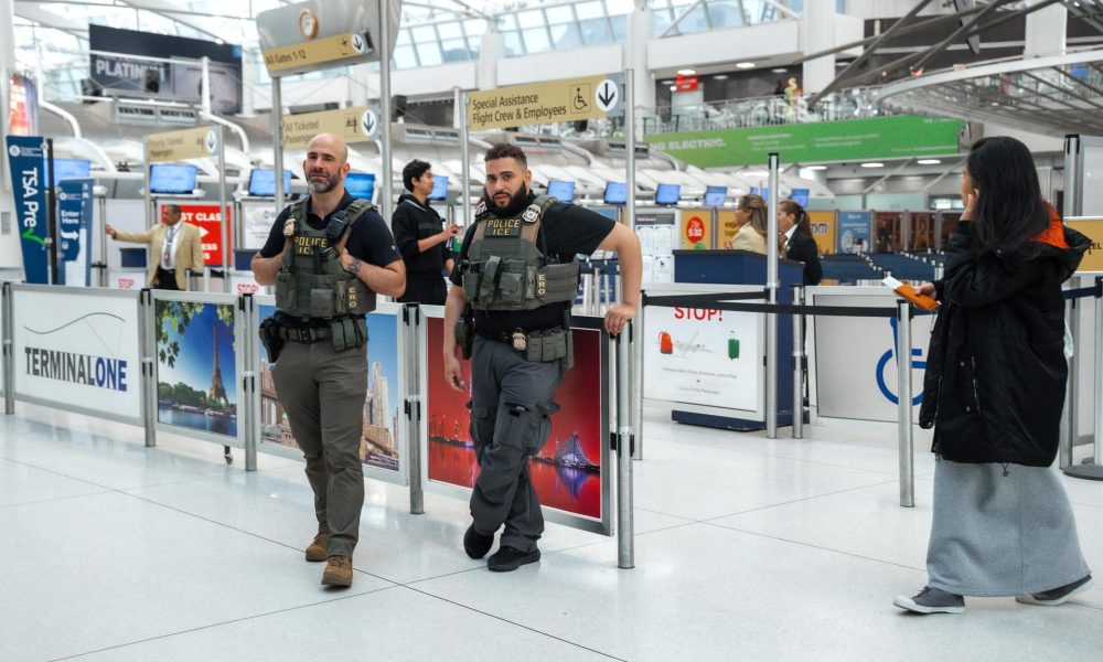 Fotografía de agentes del Servicio de Inmigración y Control de Aduanas (ICE) en el aeropuerto John F. Kennedy en Nueva York (EE.UU.). EFE/EPA/OLGA FEDOROVA