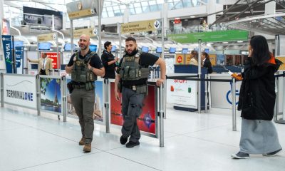 Fotografía de agentes del Servicio de Inmigración y Control de Aduanas (ICE) en el aeropuerto John F. Kennedy en Nueva York (EE.UU.). EFE/EPA/OLGA FEDOROVA