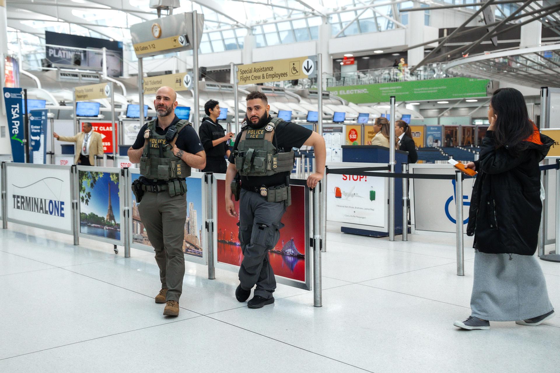 Fotografía de agentes del Servicio de Inmigración y Control de Aduanas (ICE) en el aeropuerto John F. Kennedy en Nueva York (EE.UU.). EFE/EPA/OLGA FEDOROVA