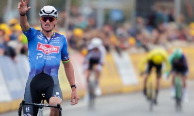 El neerlandés Mathieu van der Poel (Alpecin-Premier Tech) se alza con la victoria este viernes, su tercer triunfo consecutivo, en la E3 Saxo Classic, disputada en la ciudad belga de Harelbeke. EFE/ Olivier Matthys