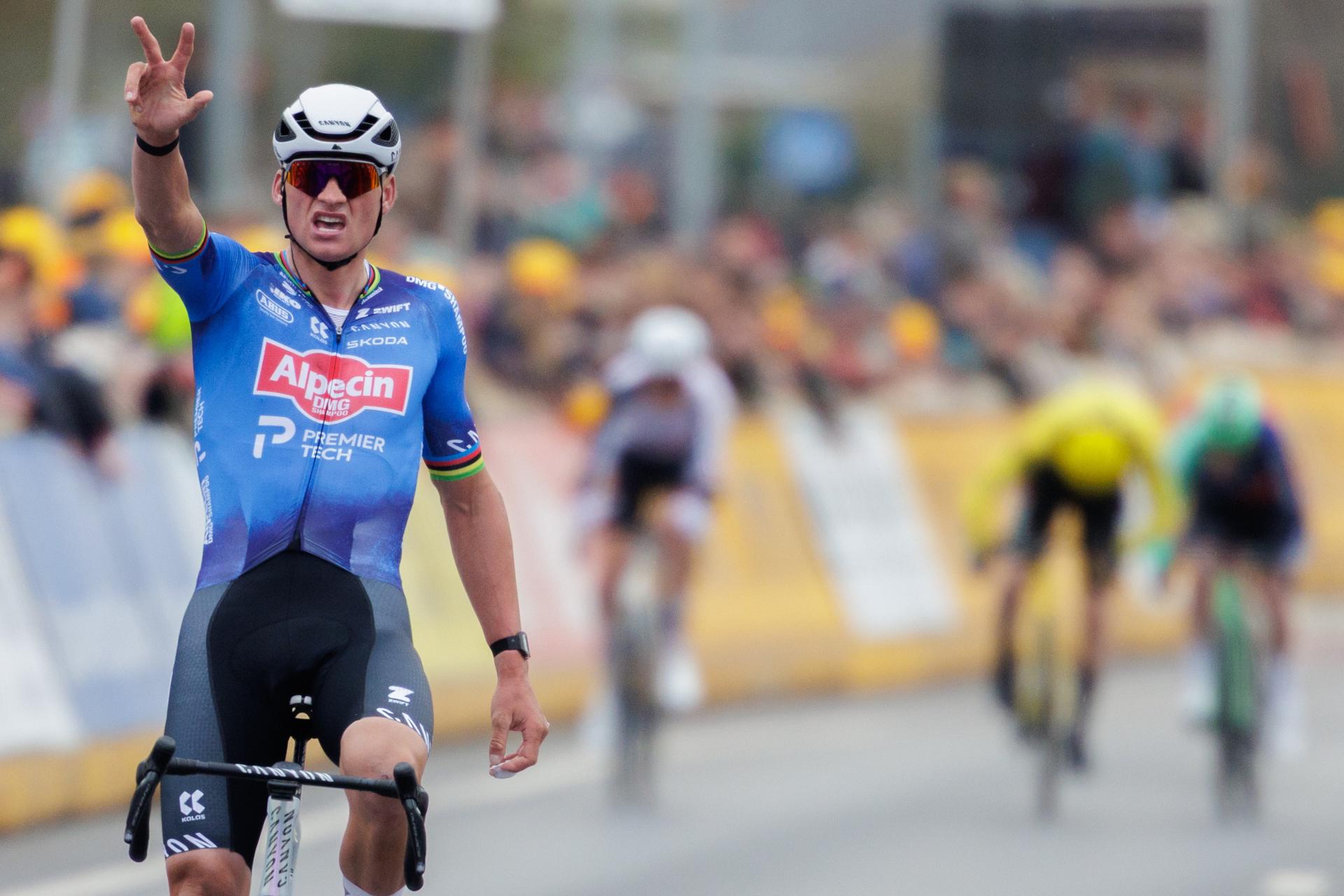 El neerlandés Mathieu van der Poel (Alpecin-Premier Tech) se alza con la victoria este viernes, su tercer triunfo consecutivo, en la E3 Saxo Classic, disputada en la ciudad belga de Harelbeke. EFE/ Olivier Matthys