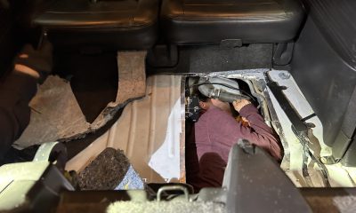 Fotografía cedida por la Oficina de Aduanas y Protección Fronteriza (CBP) de Estados Unidos que muestra a un ciudadano mexicano oculto en un compartimento de un vehículo en San Diego (California). EFE/ CBP /SOLO USO EDITORIAL/ NO VENTAS/ SOLO DISPONIBLE PARA ILUSTRAR LA NOTICIA QUE ACOMPAÑA (CRÉDITO OBLIGATORIO)