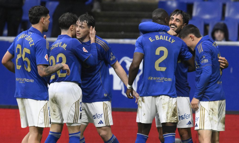 El defensa del Oviedo David Costas (2d) celebra tras anotar el primer gol del equipo durante el partido de la jornada 28 de LaLiga EA Sports que disputaron el Real Oviedo y el Valencia CF este sábado, en el estadio Carlos Tartiere de Oviedo. EFE/ Eloy Alonso