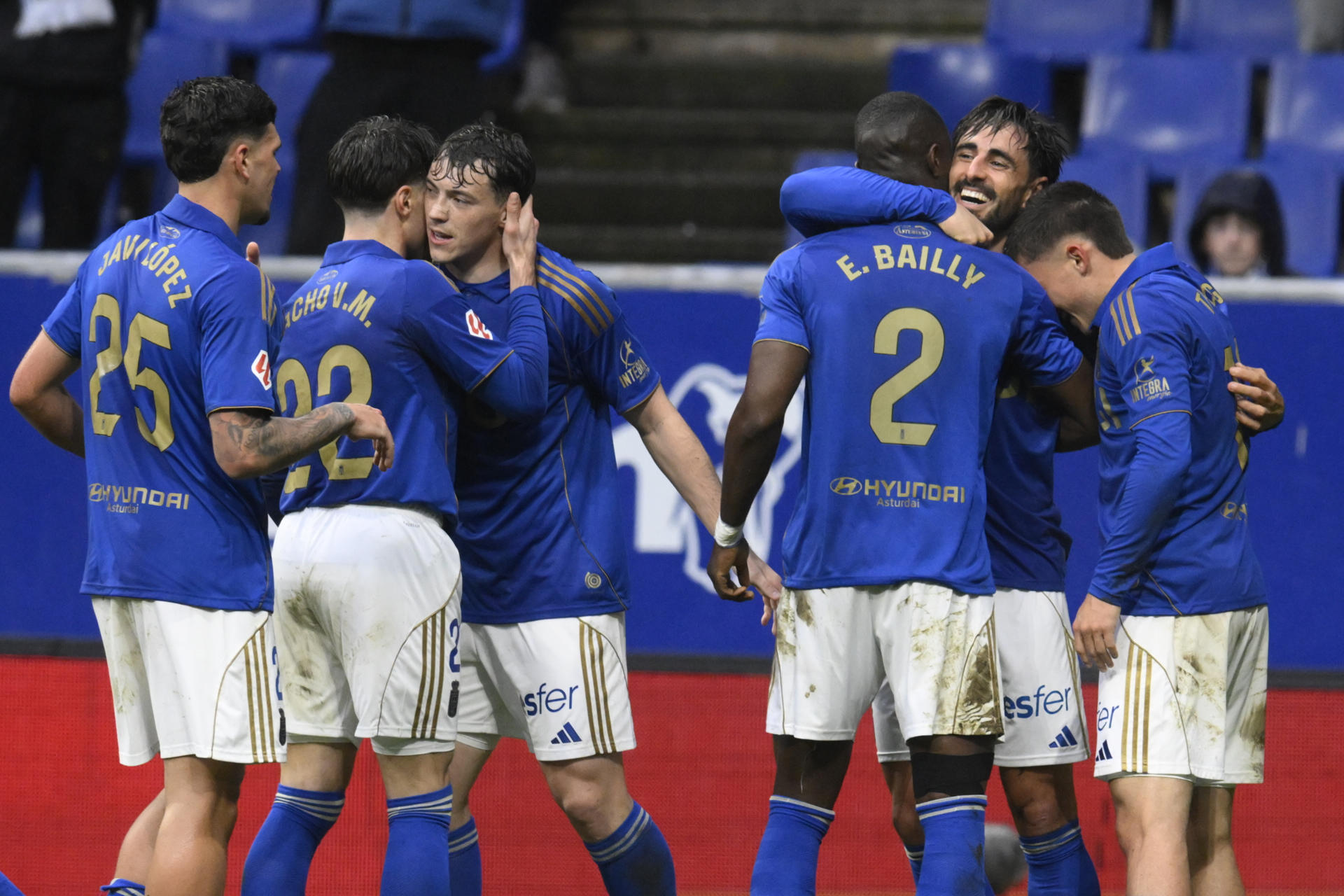 El defensa del Oviedo David Costas (2d) celebra tras anotar el primer gol del equipo durante el partido de la jornada 28 de LaLiga EA Sports que disputaron el Real Oviedo y el Valencia CF este sábado, en el estadio Carlos Tartiere de Oviedo. EFE/ Eloy Alonso
