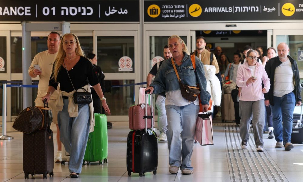 Pasajeros con su equipaje reaccionan al salir de la terminal de llegadas en el Aeropuerto Internacional Ben Gurion, cerca de Tel Aviv, Israel, 05 de marzo de 2026. La Autoridad de Aviación Civil de Israel ha comenzado una reapertura por fases del espacio aéreo civil, operando vuelos especiales de repatriación para unos 100.000 ciudadanos israelíes varados en el extranjero desde que comenzó el cierre de cinco días el 28 de febrero. Los primeros vuelos de entrada llegaron de Atenas y Roma en medio de las tensiones regionales en curso tras los ataques conjuntos de EE.UU.-Israel y la retaliación de Irán. (Atenas, Roma) EFE/EPA/ABIR SULTAN