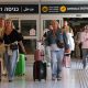 Pasajeros con su equipaje reaccionan al salir de la terminal de llegadas en el Aeropuerto Internacional Ben Gurion, cerca de Tel Aviv, Israel, 05 de marzo de 2026. La Autoridad de Aviación Civil de Israel ha comenzado una reapertura por fases del espacio aéreo civil, operando vuelos especiales de repatriación para unos 100.000 ciudadanos israelíes varados en el extranjero desde que comenzó el cierre de cinco días el 28 de febrero. Los primeros vuelos de entrada llegaron de Atenas y Roma en medio de las tensiones regionales en curso tras los ataques conjuntos de EE.UU.-Israel y la retaliación de Irán. (Atenas, Roma) EFE/EPA/ABIR SULTAN