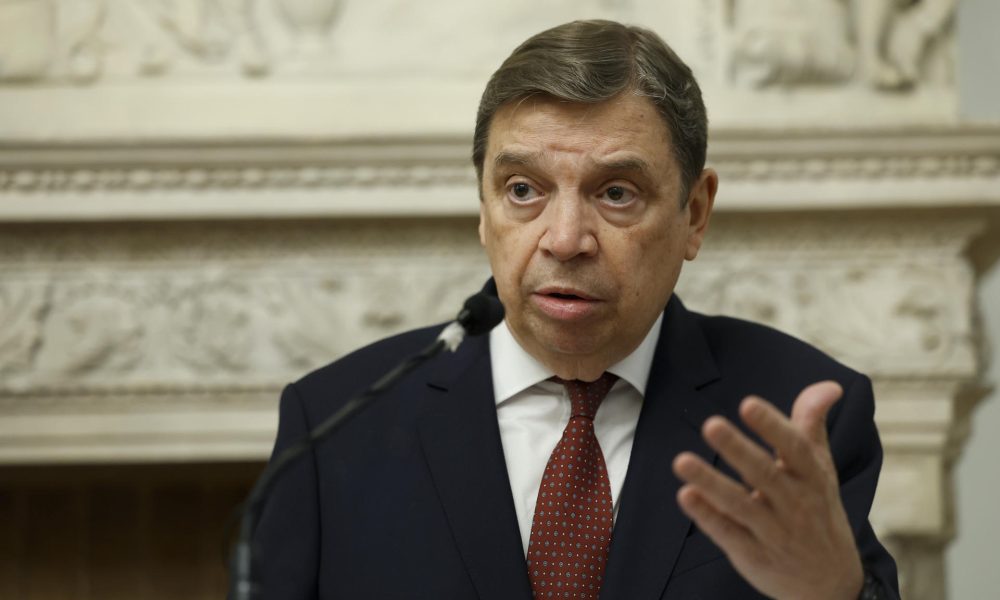 El ministro español de Agricultura, Pesca y Alimentación, Luis Planas, habla en una rueda de prensa este viernes, en Ciudad de México (México). EFE/ Sáshenka Gutiérrez