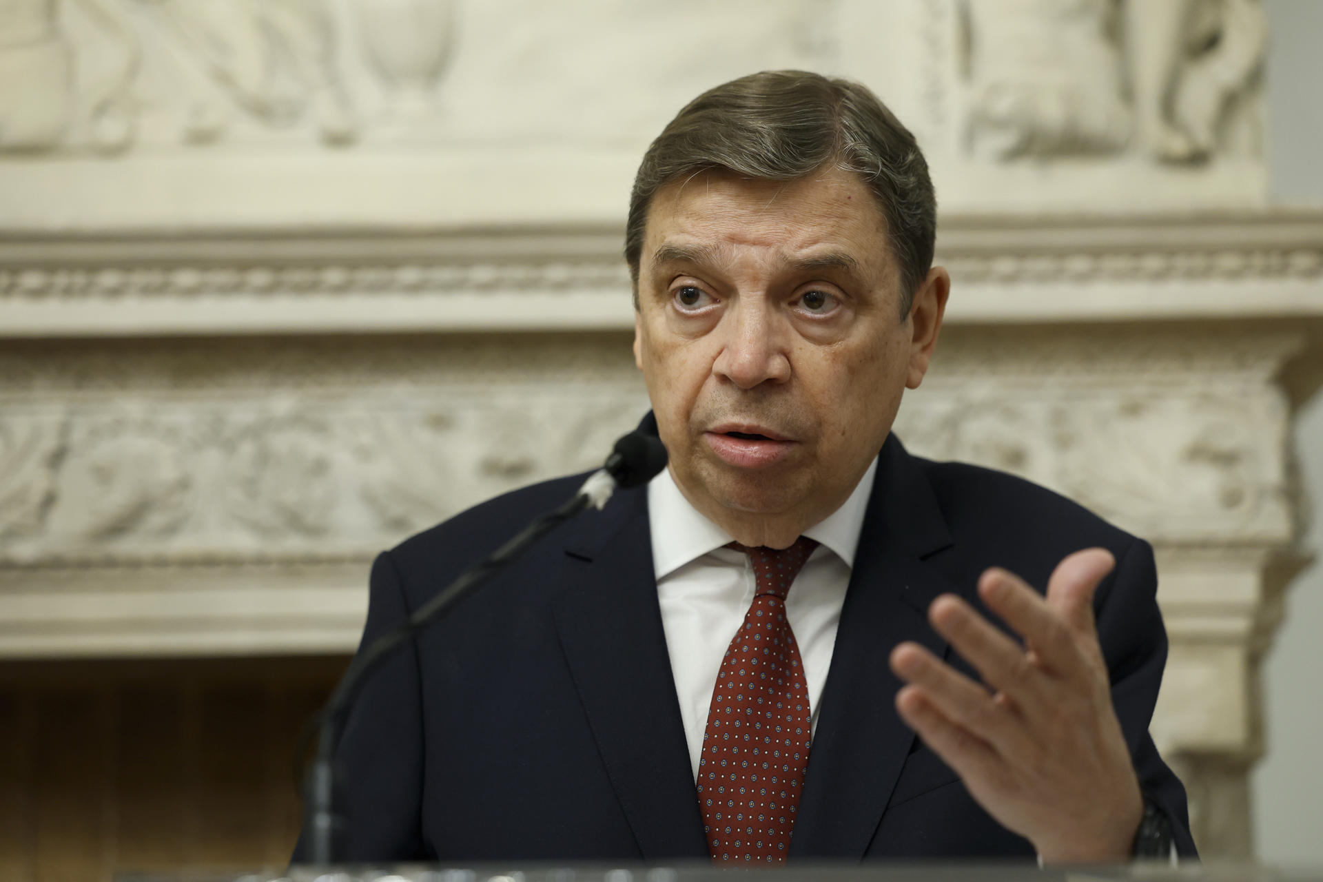 El ministro español de Agricultura, Pesca y Alimentación, Luis Planas, habla en una rueda de prensa este viernes, en Ciudad de México (México). EFE/ Sáshenka Gutiérrez