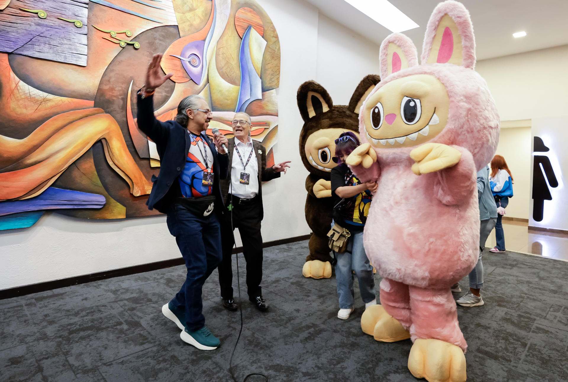 Fotografía cedida por La Mole Convention que muestra al actor de doblaje Gabriel Chávez junto a botargas animando en la edición 2025 de La Mole Convention en Ciudad de México (México). EFE/ La Mole Convention /SOLO USO EDITORIAL/ NO VENTAS/ SOLO DISPONIBLE PARA ILUSTRAR LA NOTICIA QUE ACOMPAÑA (CRÉDITO OBLIGATORIO)