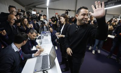 El exfutbolista Xavi Hernández durante las elecciones del FC Barcelona. Un total de 114.504 socios llamados a las urnas y dos candidatos: el abogado Joan Laporta i Estruch (Barcelona, 29 junio de 1962) y el empresario Víctor Font i Manté (Granollers, 12 agosto de 1972) para determinar quién será el presidente del FC Barcelona para los próximos cinco años, en una escena en la que todos los focos iluminan al último presidente. EFE/ Alberto Estevez