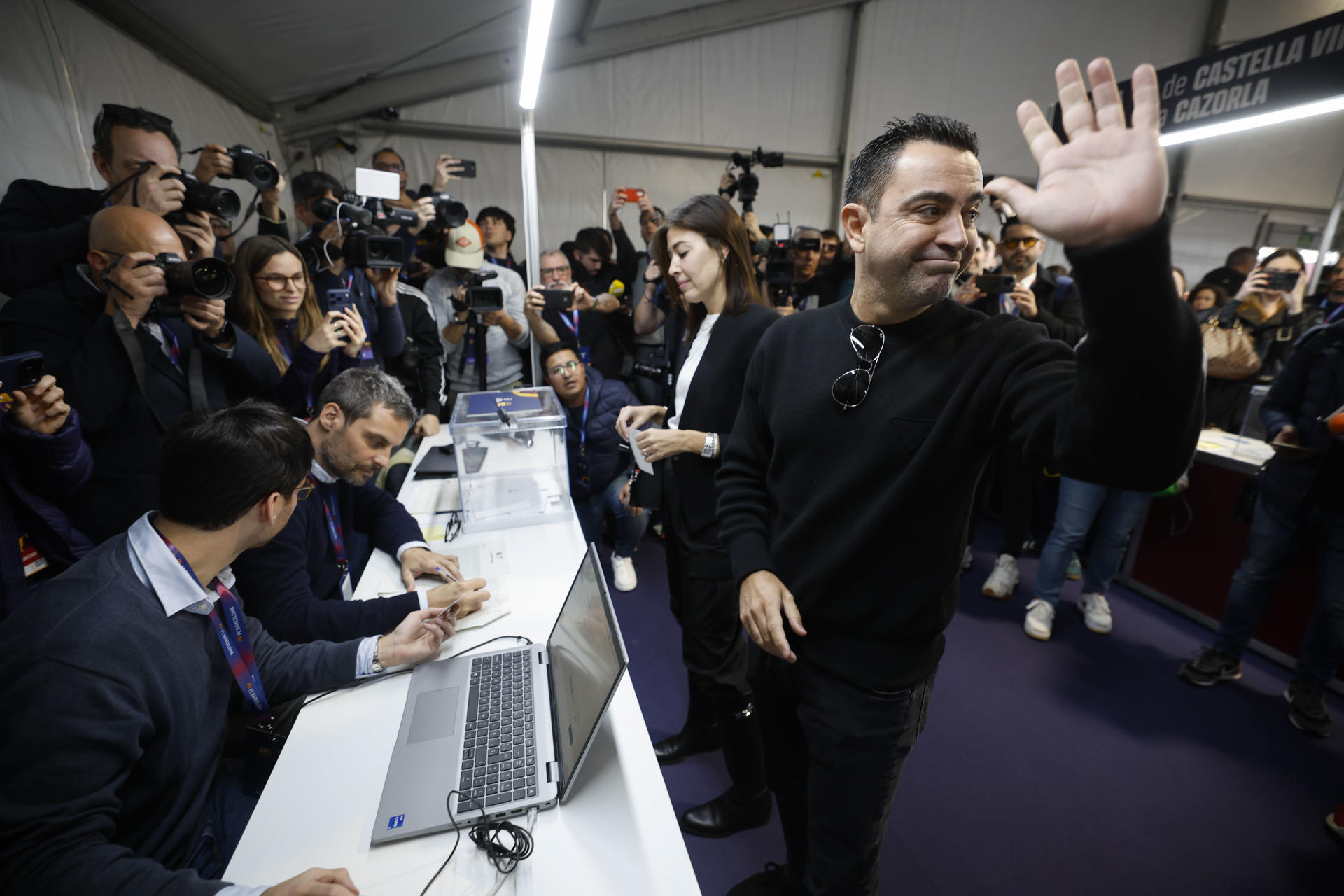 El exfutbolista Xavi Hernández durante las elecciones del FC Barcelona. Un total de 114.504 socios llamados a las urnas y dos candidatos: el abogado Joan Laporta i Estruch (Barcelona, 29 junio de 1962) y el empresario Víctor Font i Manté (Granollers, 12 agosto de 1972) para determinar quién será el presidente del FC Barcelona para los próximos cinco años, en una escena en la que todos los focos iluminan al último presidente. EFE/ Alberto Estevez