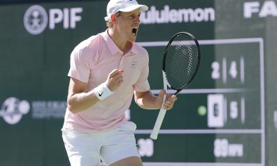 El italiano Jannik Sinner celebra este sábado su triunfo frente al alemán Alexander Zverev por 6-2 y 6-4, que le dio la clasificación para su primera final del Masters 1.000 de Indian Wells (Estados Unidos). EFE/EPA/JOHN G. MABANGLO