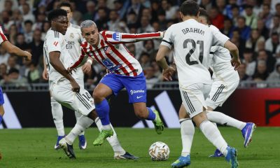 El jugador de Real Madrid Aurelien Tchouameni y el jugador del Atlético de Madrid Antoine Griezmann, durante el partido de la jornada 29 de LaLiga entre el Real Madrid y el Atlético de Madrid, este domingo en el estadio Santiago Bernabéu.-EFE/ J.J.Guillen