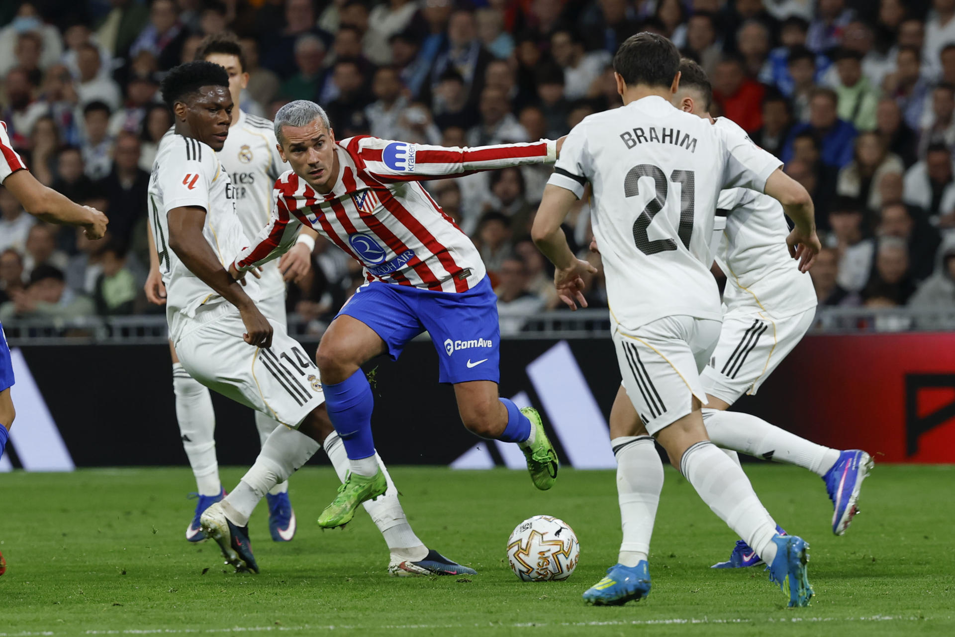 El jugador de Real Madrid Aurelien Tchouameni y el jugador del Atlético de Madrid Antoine Griezmann, durante el partido de la jornada 29 de LaLiga entre el Real Madrid y el Atlético de Madrid, este domingo en el estadio Santiago Bernabéu.-EFE/ J.J.Guillen