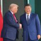 Imagen de archivo del presidente de EE.UU. Donald Trump (L) y el presidente de China Xi Jinping (C) se dan la mano tras su reunión en el salón de recepción Naraemaru dentro de una base de la Fuerza Aérea en Busan, Corea del Sur, 30 de octubre de 2025. (Corea del Sur) EFE/EPA/YONHAP SOUTH KOREA OUT