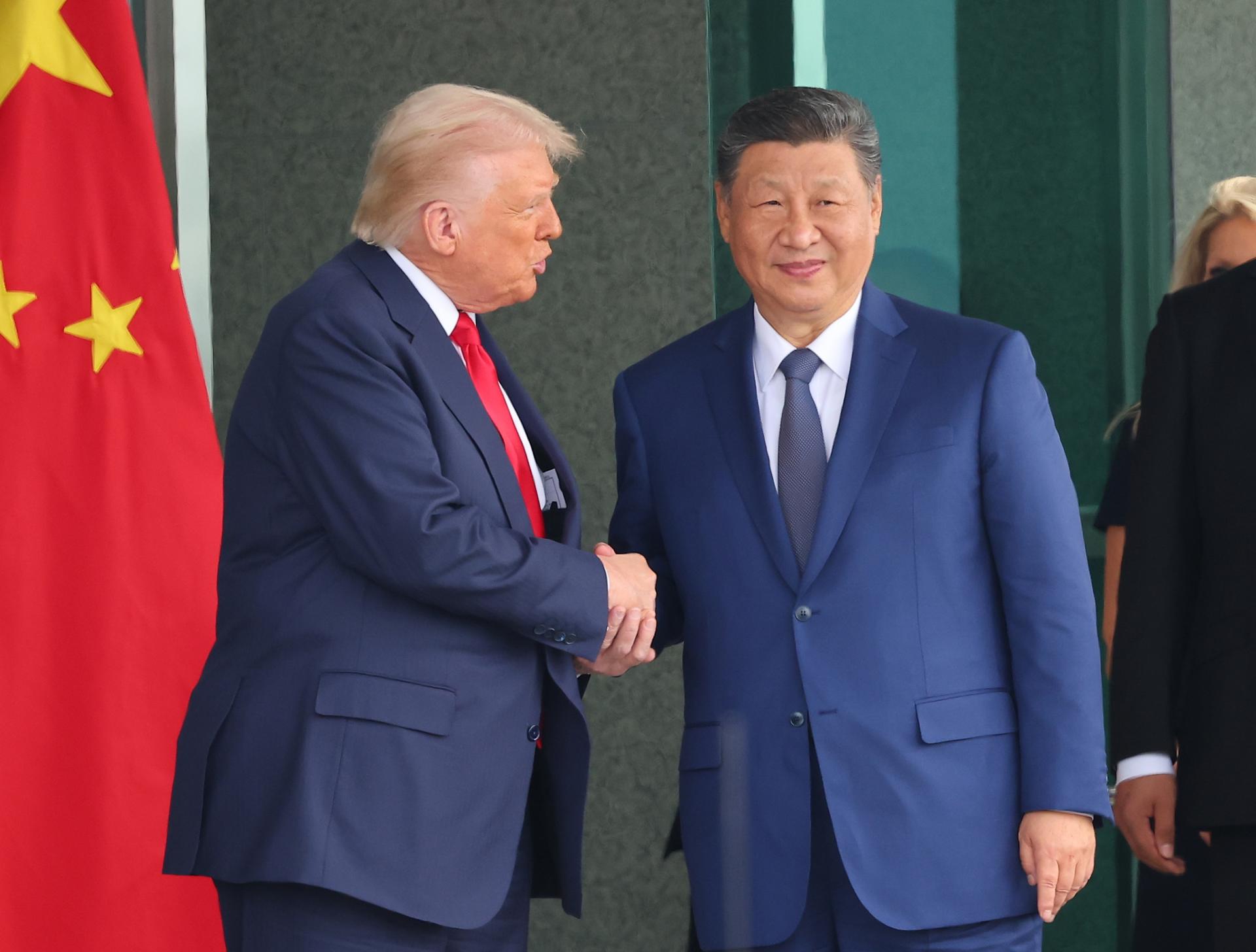 Imagen de archivo del presidente de EE.UU. Donald Trump (L) y el presidente de China Xi Jinping (C) se dan la mano tras su reunión en el salón de recepción Naraemaru dentro de una base de la Fuerza Aérea en Busan, Corea del Sur, 30 de octubre de 2025. (Corea del Sur) EFE/EPA/YONHAP SOUTH KOREA OUT